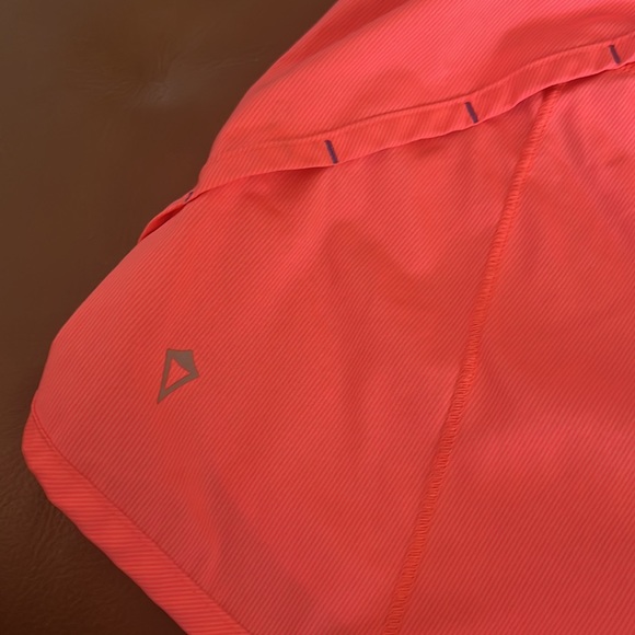 IVIVVA by LULULEMON girls lined Speed shorts - Picture 4 of 7